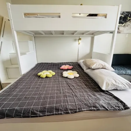 Bright Studio Sleeps 3 with Parking and City View
