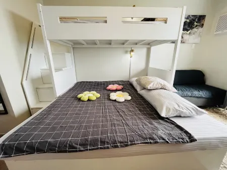 Bright Studio Sleeps 3 with Parking and City View