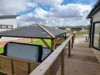 Luxury 2-Bed Lodge in Routh, Hottub & Pet Friendly