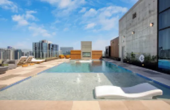 Sleeps 16 Brand New Austin High Rise w Rooftop Pool Gym Yoga Studio More