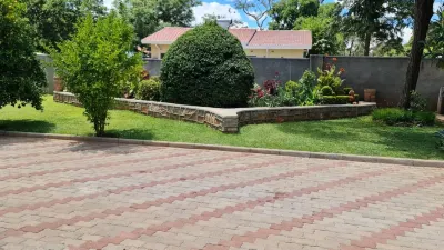 Posh 3 Bedroomed Guesthouse in Hillside with Pool - 2039 Hotels in 