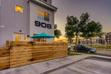 Elegant Townhome Near Old Town, Breweries and River!