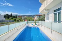 Hotel Riva Kaštela with Swimming Pool Hôtels à : Kastel Stafilic