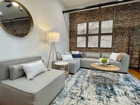 Charming 2-bedroom 2-bath condo with AC and WiFi in pleasant Downtown Hammond!