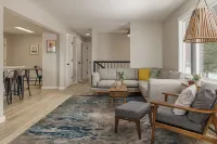 Beautiful 4-bedroom house - Walking distance to Downtown and Sea Life Center!