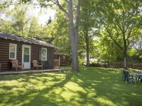 “Private 3-Bed Cabin Near Geneva Lake – Walk to Dining & Beach” Hotels in Williams Bay