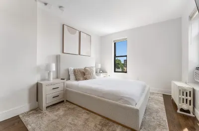 Cozy Studio with Workspace and Shared Living Area - Inviting Escape فنادق في 