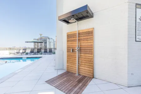 Elegant 2BR Apartment Minutes From DC Отели рядом с Аэропорт Рональд Рейган