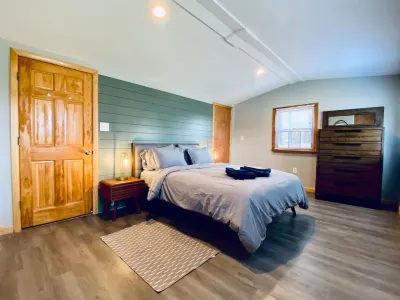 Exclusive Views and Cozy Deck Retreat - Stunning Lakefront Escape Hotel in zona Fun In