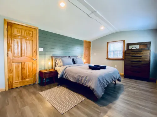Exclusive Views and Cozy Deck Retreat - Stunning Lakefront Escape Hotels in East Haddam