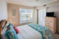 Third-Floor Ocean-View Condo Overlooking Courtyard w/Private Balcony, Free WiFi Hotels near Oceanana Pier & Pier House Restaurant