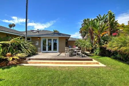 Steps from Shoreline Park and Generous Kitchen - Charming Tropical Haven Отели рядом с достопримечательностью «Мортон Бэй Фиг Три»