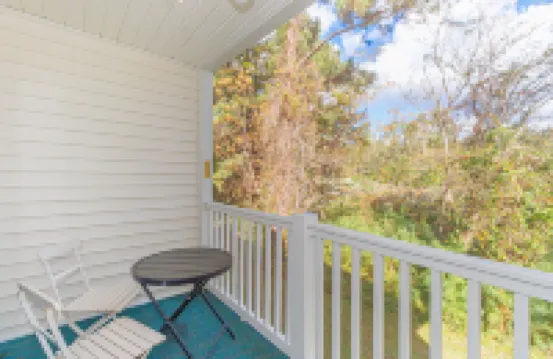 Community Pool and Jacuzzi with Modern Conveniences - Beautiful Oasis Hotels in Carolina Forest