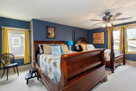 Waterfront Getaway: Kayaks, fishing, game room, fire pit, gathering room…