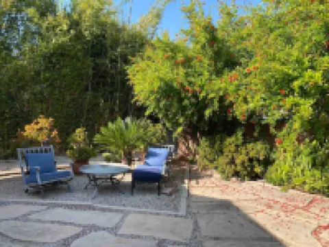 Pool and Jacuzzi in Peaceful Courtyard - Charming Oasis Retreat