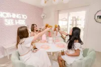 Funky Selfie Museum and Hot Tub Oasis - Captivating Retreat Hotel di Yucca Valley