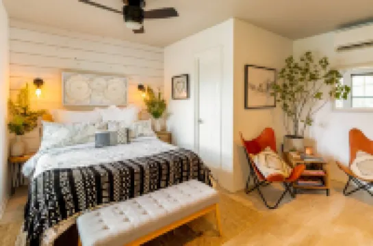 Charming Pecan Tree House with Porch Swing and Scenic Views - Delightful Retreat