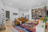 Nashville Vibes: Central 2BR Gem, Sleeps 6 Hotels in Berry Hill