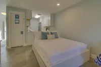 Completely Remodeled Beachside Studio with Pool - Snowbirds Welcome 인렛 비치 호텔