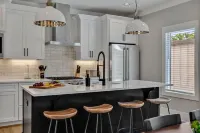 Rooftop Sanctuary and Chic Living Spaces - Exquisite Urban Retreat Hotels in Berry Hill