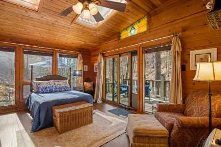 Charming Log Cabin with Hot Tub and Scenic Creek - Idyllic Retreat Отели в г. Маршалл