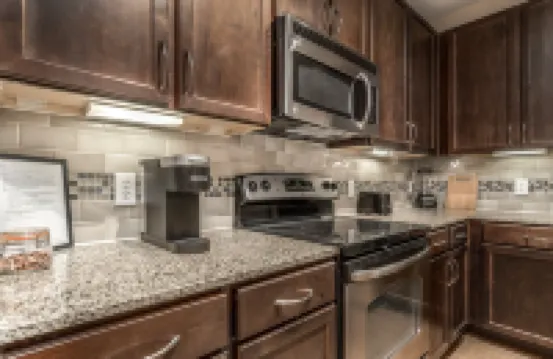 Infinity-Edge Pool, Lavish Gardens and Cyber Cafe - Beautiful Oasis