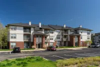 Spacious Living with Private Patio and Fast Wifi - Stylish Escape