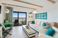 Scenic Balcony and Ample Amenities - Charming Coastal Retreat Hotels in Crescent Beach