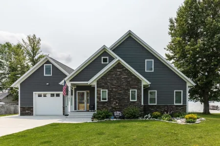 Rare Find|Lakefront Cabin w/ TWO Master Suites