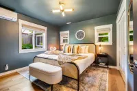 Gorgeous Outdoor Deck and Modern Amenities - Cozy Craftsman Hotels in Indianola