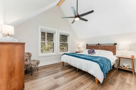 Chic Haven - WiFi, Serene Retreat, Relaxing Space Отели рядом с достопримечательностью «Alpine Lake»