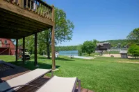 Gorgeous Lakefront Escape with Pools and Activities - Charming Cottage Retreat Hotels in Pine A Township