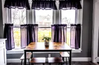 Cozy Downtown Haven - TV, Wifi, Kitchen, Linens