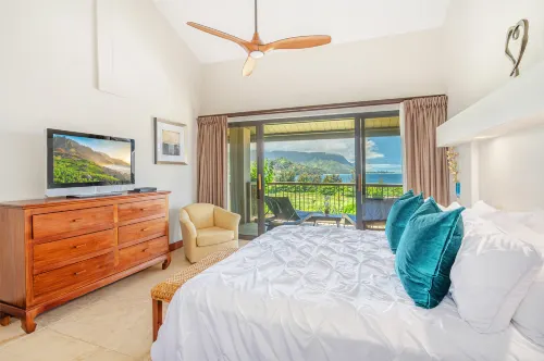 Ocean and Mountain Views with Resort Amenities - Stunning Tropical Escape