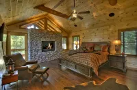 Stunning Views and Luxurious Amenities - Breathtaking Cabin Retreat Hotels in Fannin County