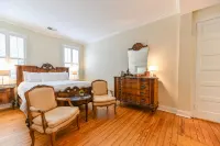 Charming Historic Inn with Ensuite and Smart Television - Delightful Escape