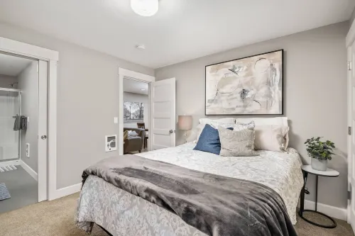 Charming Escape with Open Layout and Cozy Vibes - Delightful Retreat Hotels in Lake Oswego