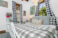 Private Hot Tub and Serene Garden Setting - Inviting Charming Oasis