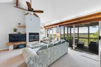 Stunning Marsh Views and Cozy Living Space - Elegant Villa Retreat Отели рядом с достопримечательностью «Seabrook Beach»