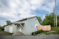 Cool cabin in Fayetteville 1 mile from downtown, Hot Tub