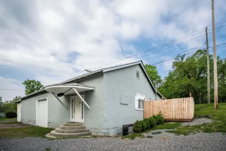 Cool cabin in Fayetteville 1 mile from downtown, Hot Tub
