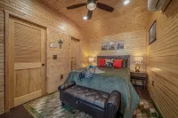 Serene Cabin Retreat with Hot Tub and Fire Pit - Charming Escape Hotels in DeKalb County