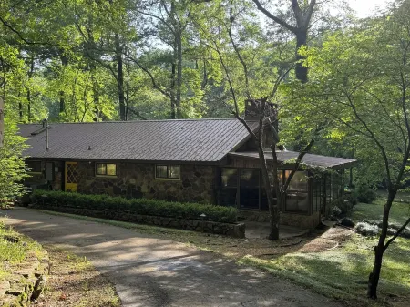 Magnolia Trace Lakefront Bliss: Rustic Stone Cottage Retreat on 5 AC- Fiber WiFi