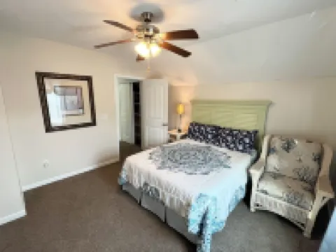 2-Bedroom Cottage, One Block to Beach! Free WIFI, Free Parking
