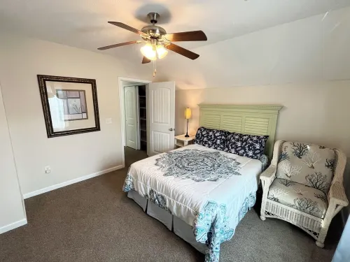 2-Bedroom Cottage, One Block to Beach! Free WIFI, Free Parking