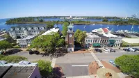 Charming 1-bedroom bungalow in beautiful DOWNTOWN Georgetown with WiFi, AC