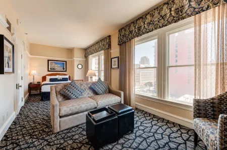 Gaslamp Plaza Suites