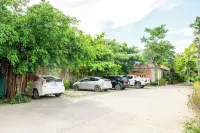 Kampot Sweet Boutique - parking