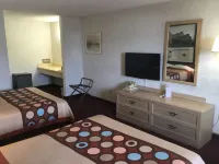 Super 8 by Wyndham Bishop - Motels