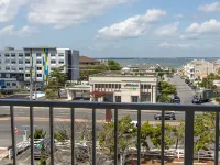 Barefoot Mailman Hotels near Old Pro Golf